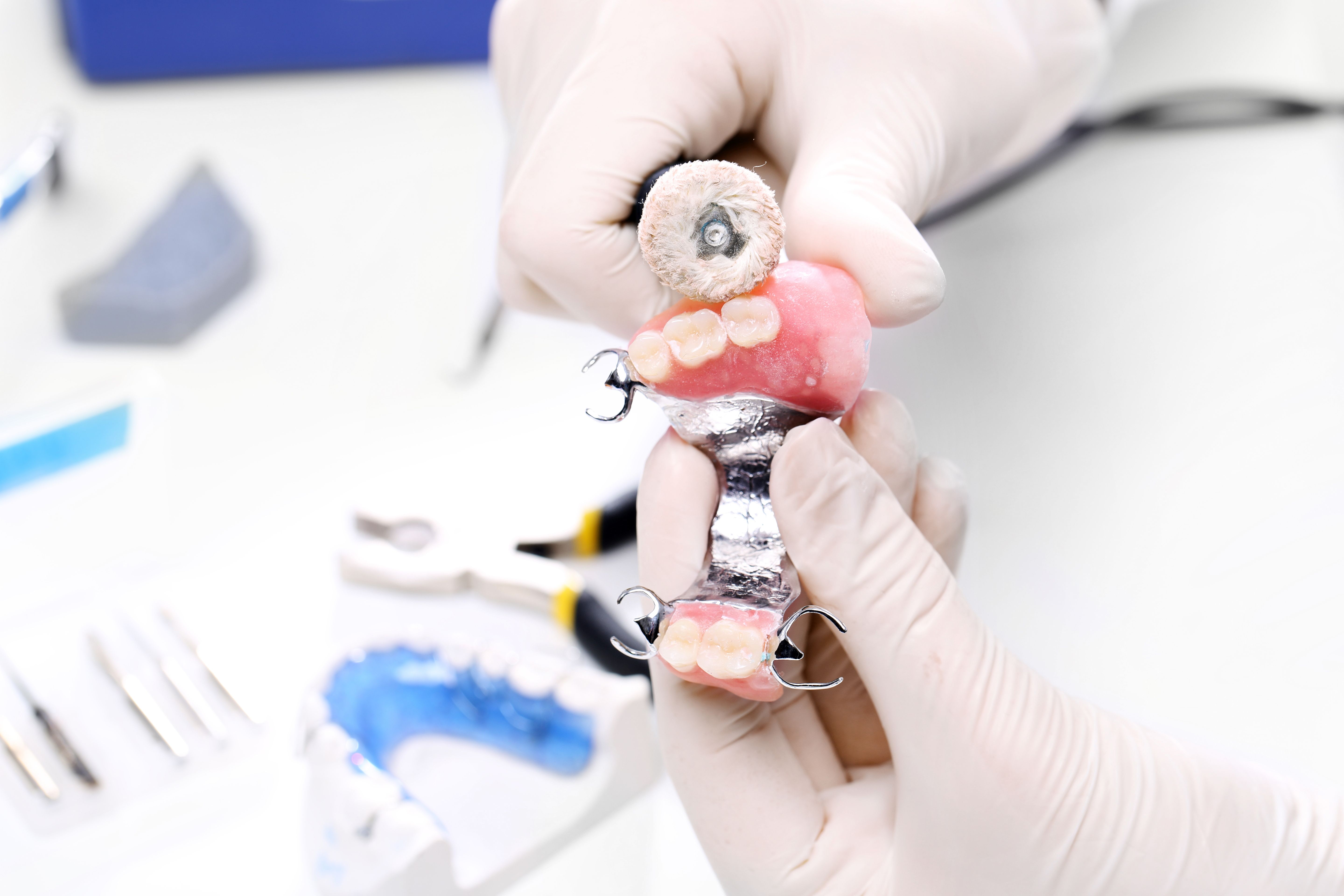 Какие бывают съемные зубные протезы?