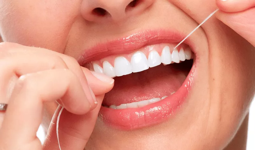 Нужна ли мне зубная нить, если я регулярно чищу зубы щеткой?