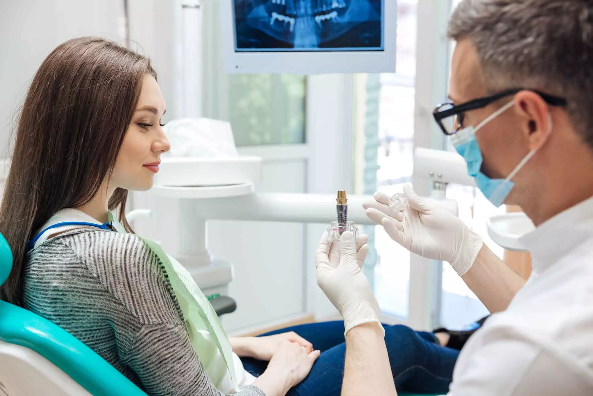 Больно ли делать имплантацию зубов? 1