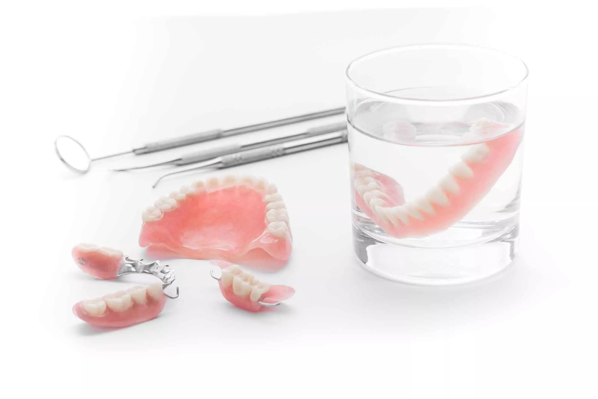 Как привыкнуть к съёмным зубным протезам?