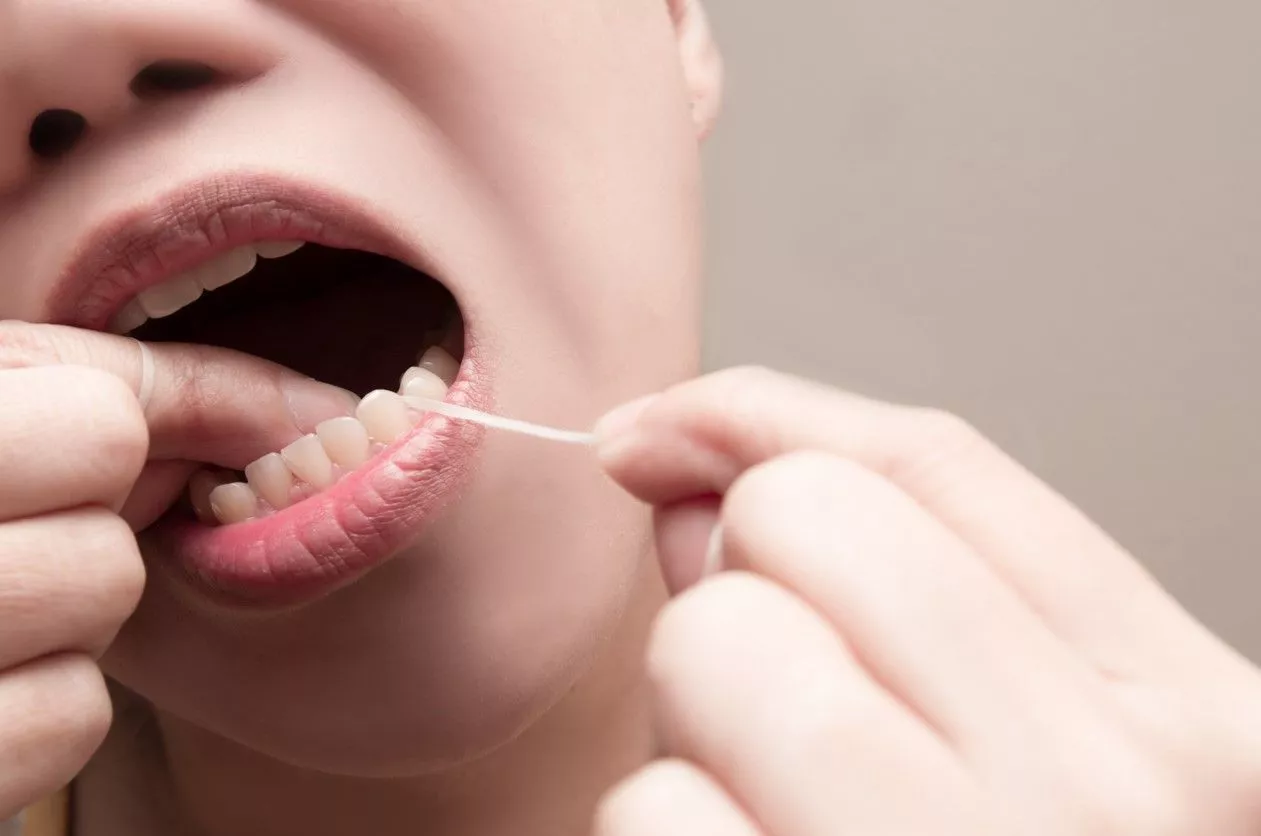 Застревает пища между зубами - причины, лечение и профилактика